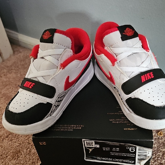 Jordan Legacy 312 Low "White/Fire Red/Black/Wolf Grey" Toddler Boys' Shoe sz 9c - Picture 4 of 4